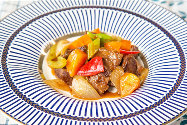 红酒烩牛肉